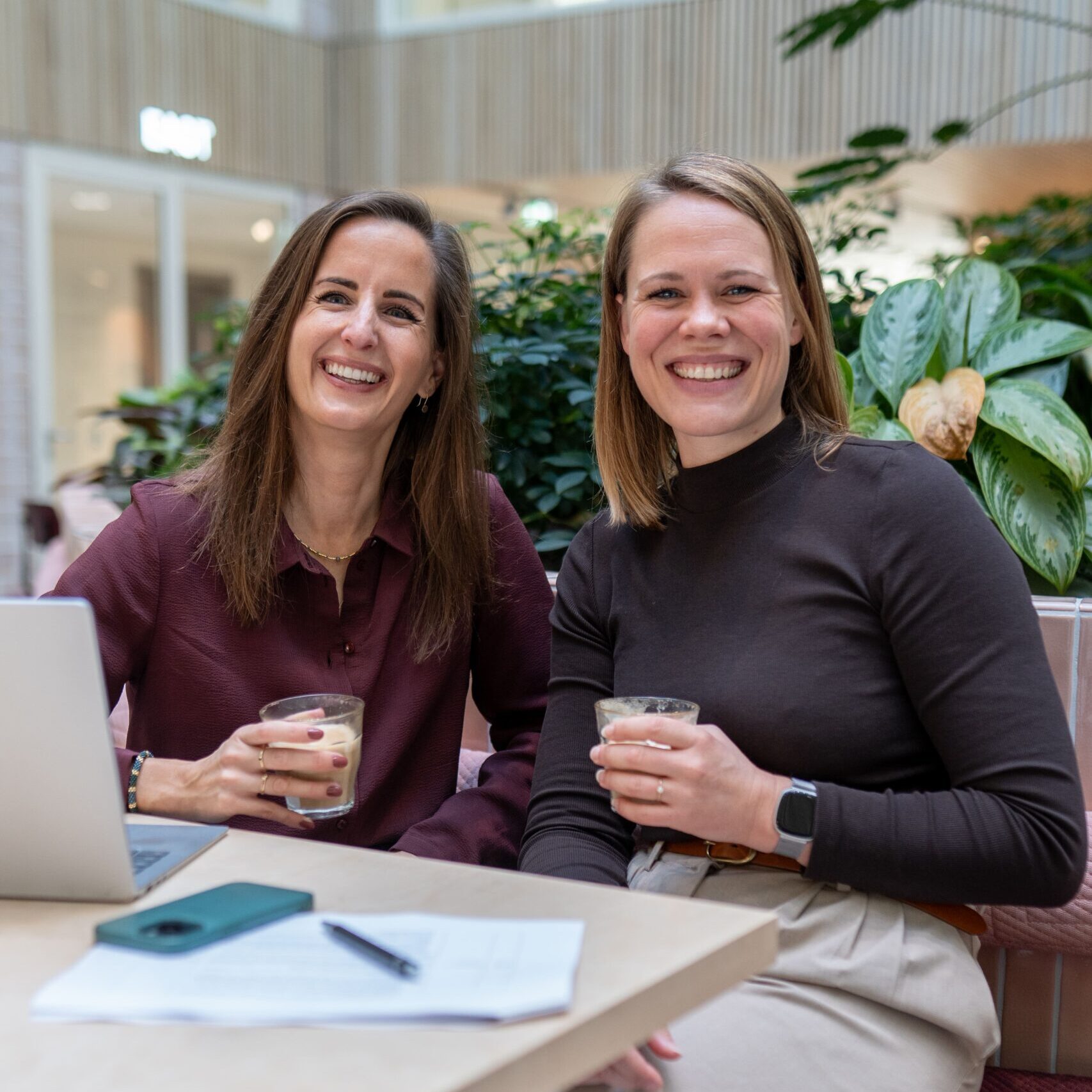 Leoni en Linda tijdens een AI voor HR Professionals workshop