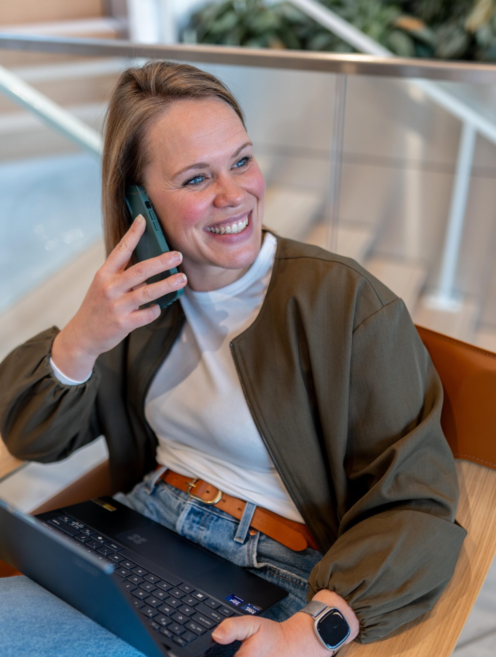 Leoni Bekken van Groeikrag aan het bellen